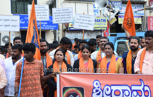 Hindu outfits stage protest against pejavar seer